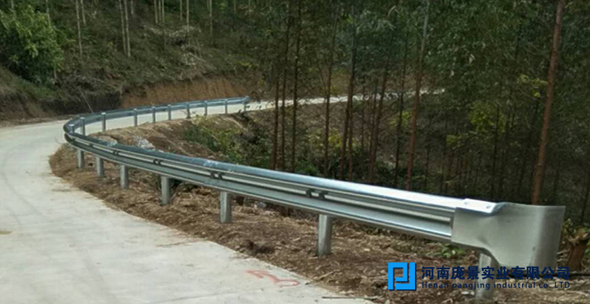 墟落公路波形护栏.jpg