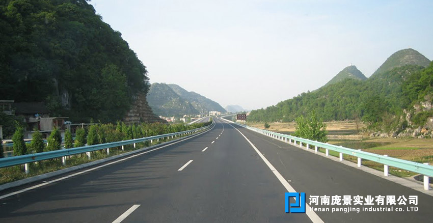 高速公路波形梁护栏.jpg