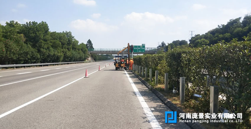 高速公路波形护栏.jpg